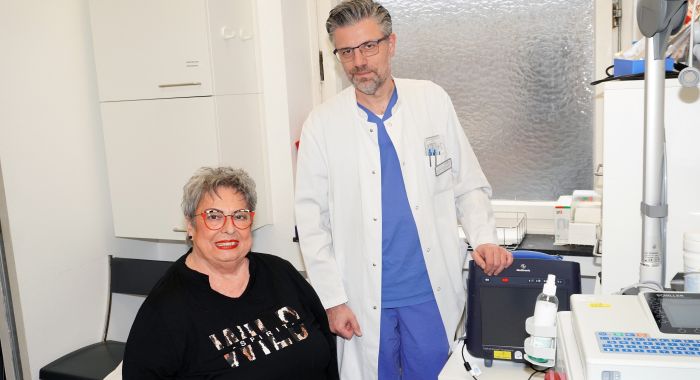 Renate Troll ist nach der Behandlung in der Kardiologie beschwerdefrei. Chefarzt Izv. Prof. Dr. Dr. med. Robert Bernat hat den inHEART-Eingriff durchgeführt.